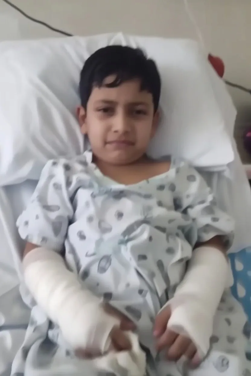 Pedro no hospital com os braços enfaixados