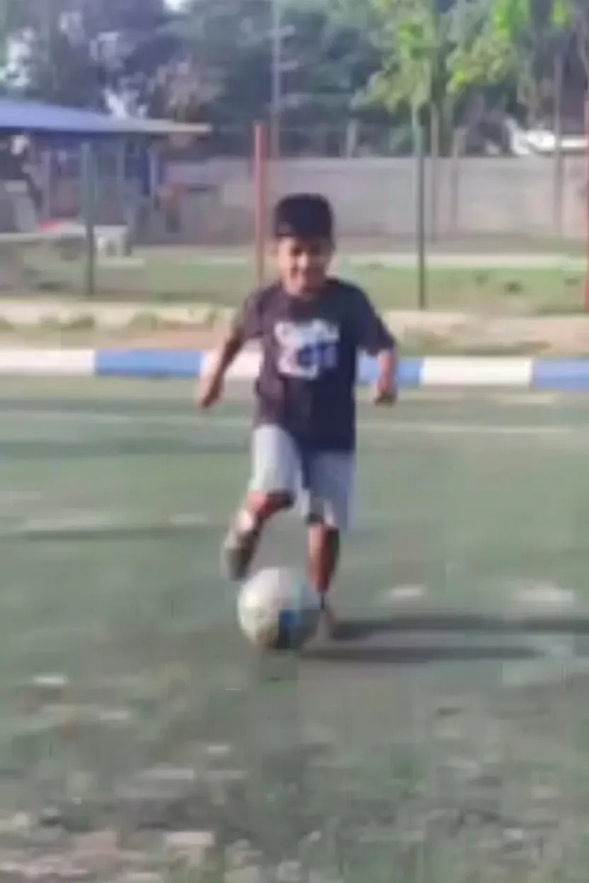 Pedro jogando futebol antes do acidente